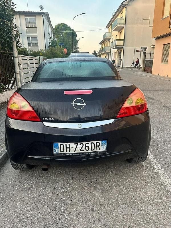 Usata Opel Tigra 90 CV (66 kW) 2007 Nero Cabrio