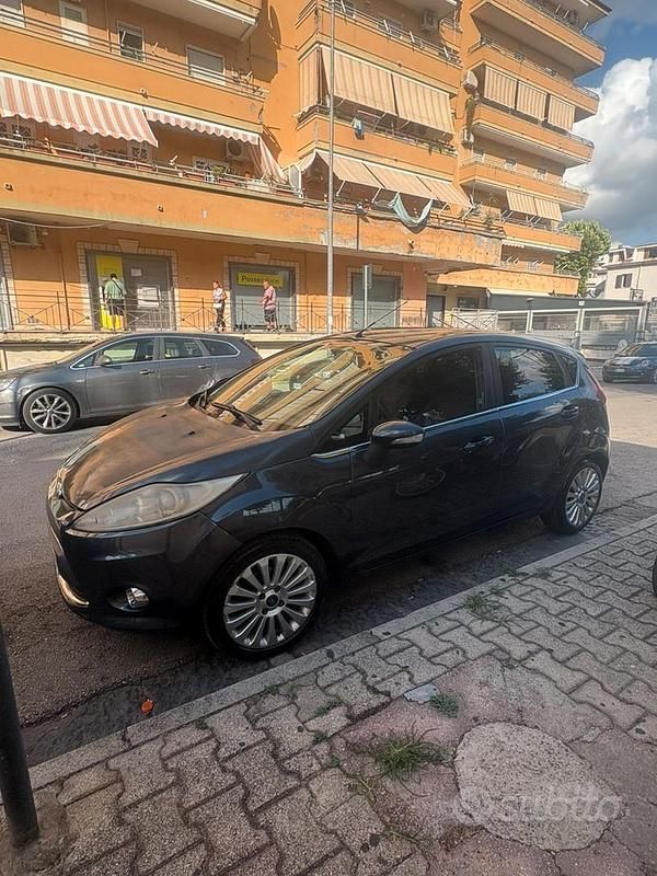 Usata Ford Fiesta Titanium 68 CV (50 kW) 2010 Grigio Utilitaria