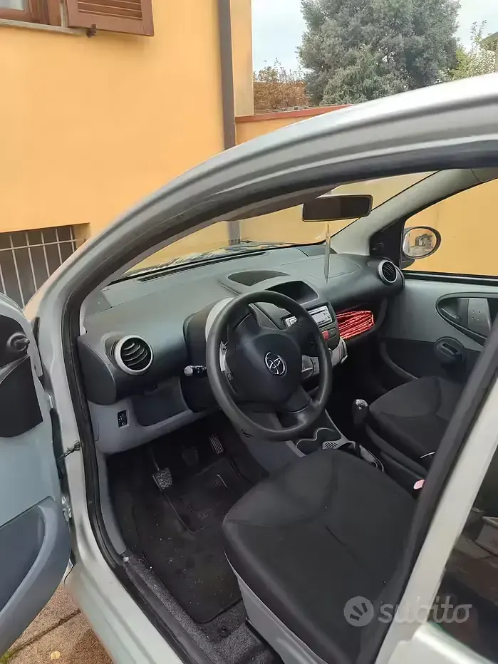 Usata Toyota Aygo 68 CV (50 kW) 2007 Grigio Utilitaria