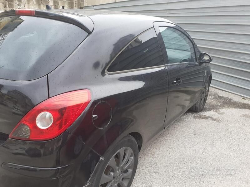 Usata Opel Corsa 85 CV (62 kW) 2010 Nero Utilitaria