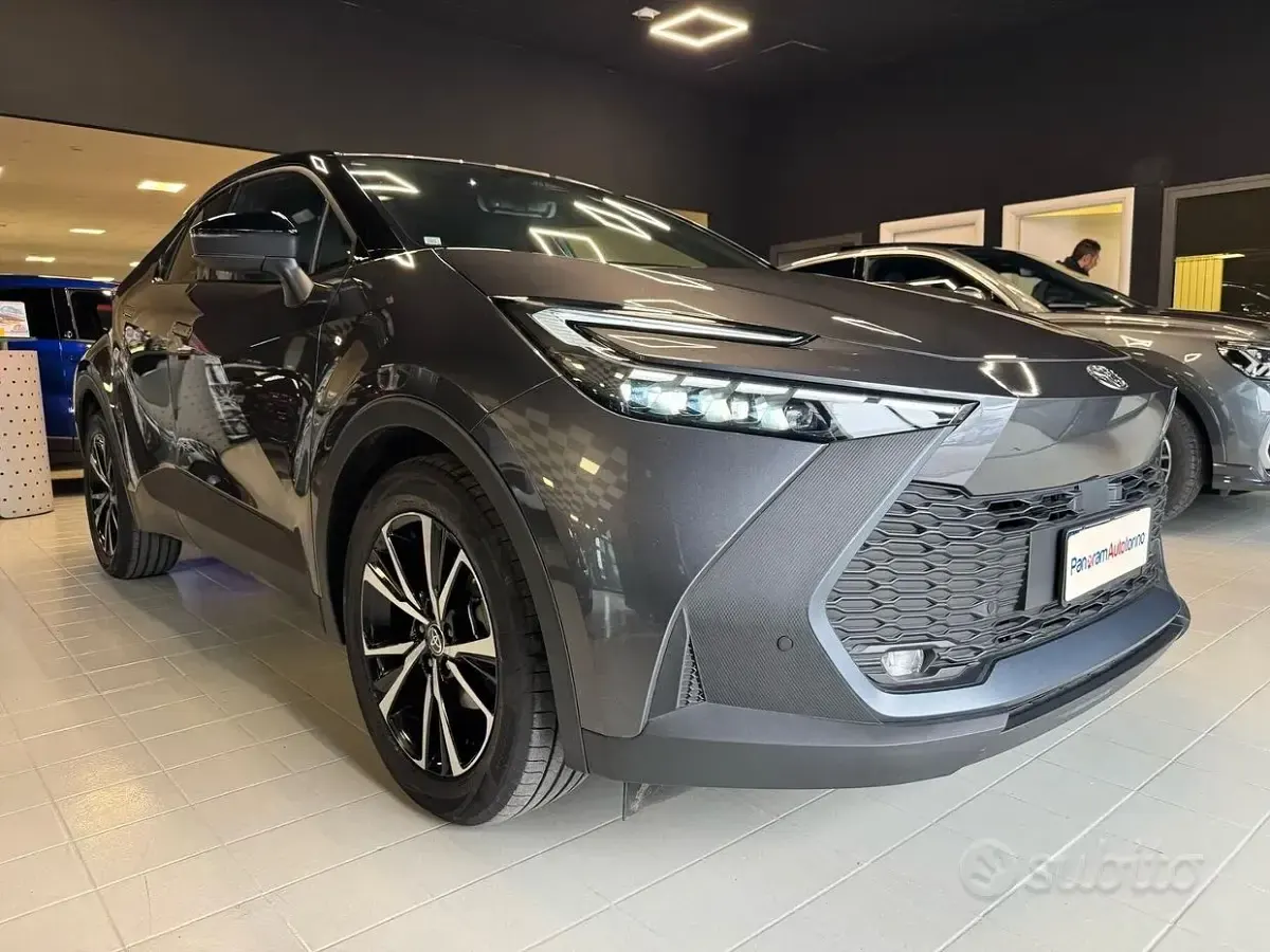 Usata Toyota C-HR Trend 140 CV (102 kW) 2025 Grigio scuro SUV