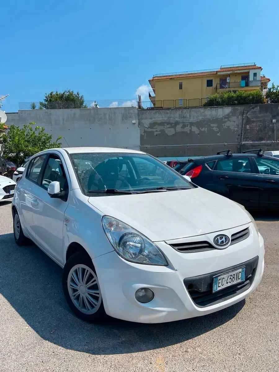 Usata Hyundai i20 Comfort 77 CV (56 kW) 2010 Bianco Utilitaria