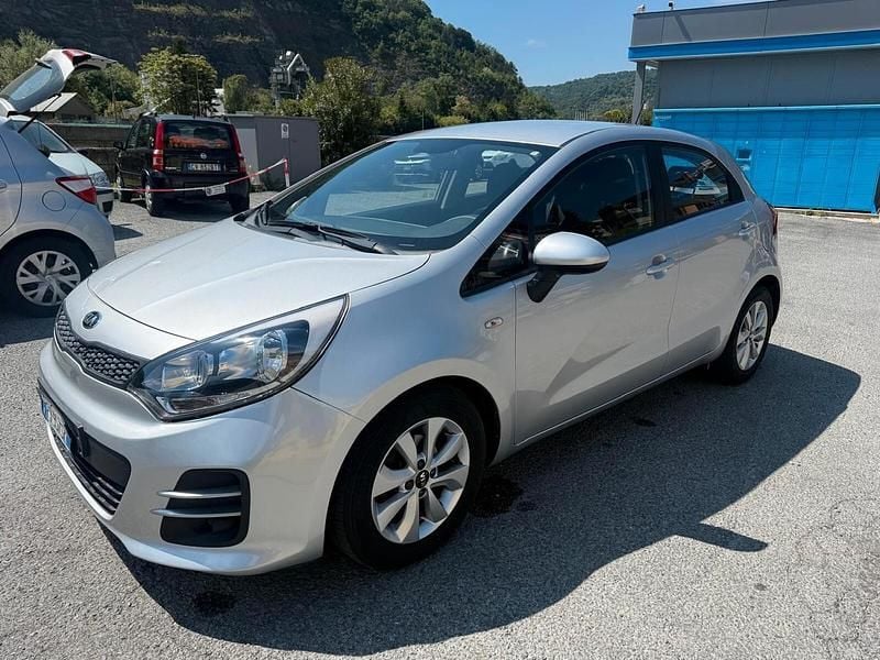 Usata Kia Rio 85 CV (62 kW) 2017 Argento Berlina