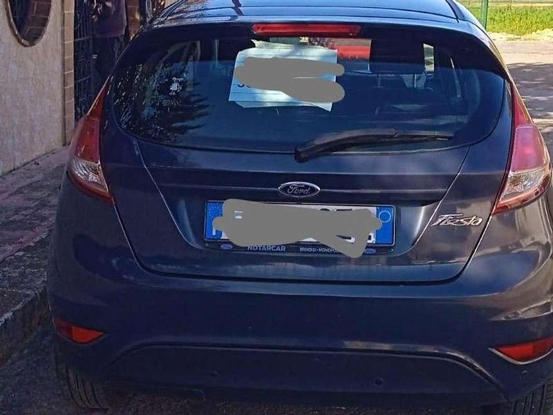 Usata Ford Fiesta 75 CV (55 kW) 2015 Grigio Berlina