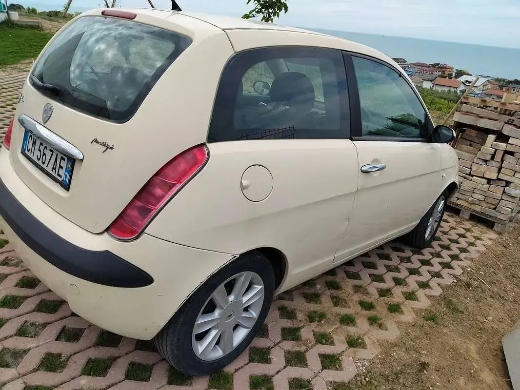 Usata Lancia Ypsilon 69 CV (50 kW) 2004 Giallo Utilitaria