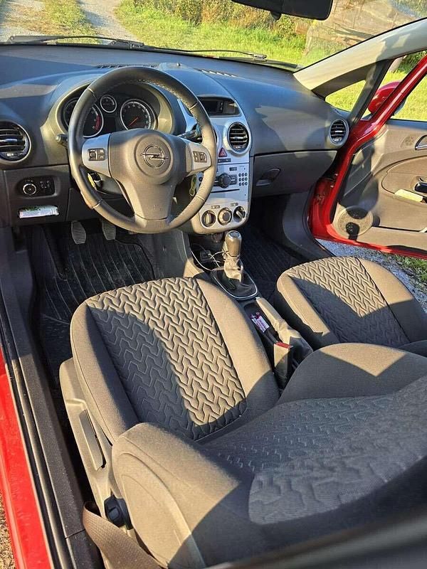 Usata Opel Corsa 65 CV (47 kW) 2013 Rosso Utilitaria