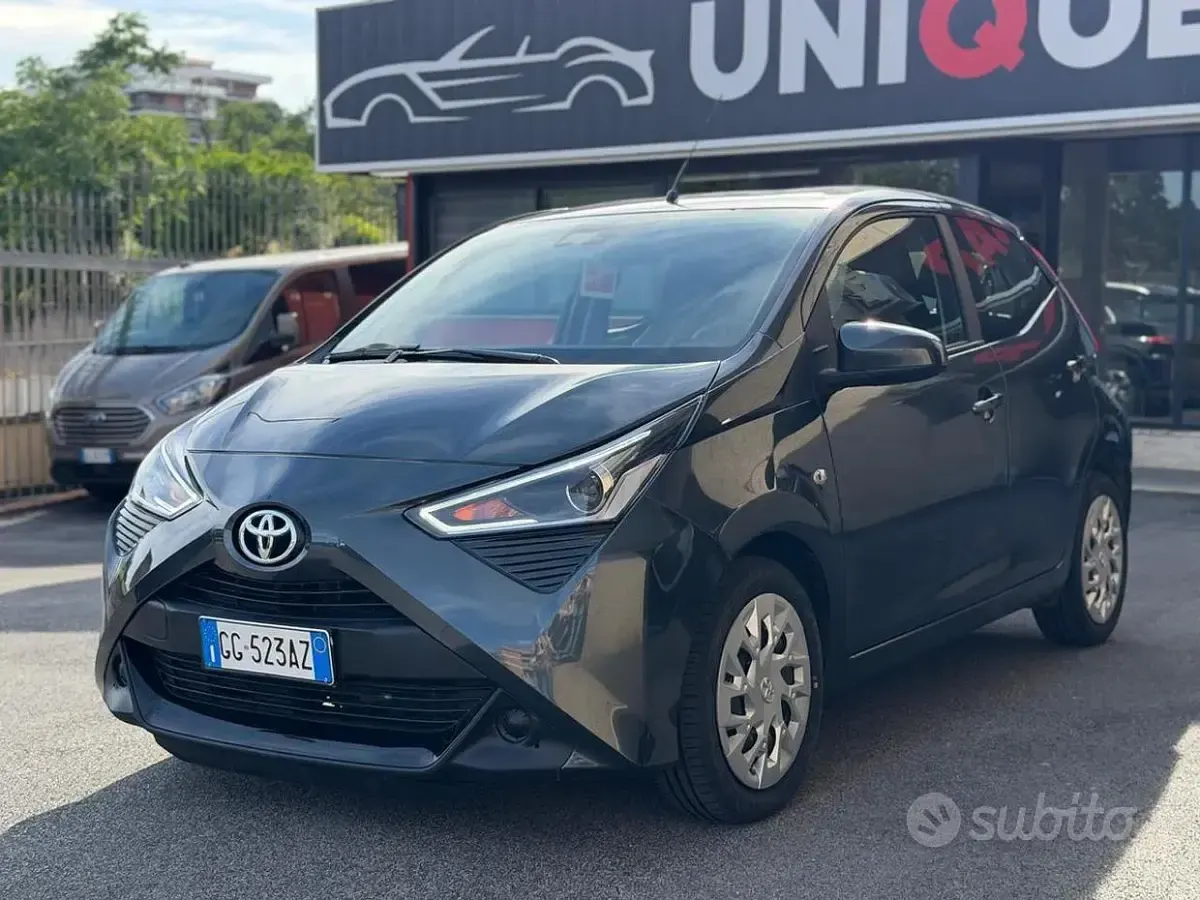 Usata Toyota Aygo Connect Style 72 CV (52 kW) 2021 Grigio Utilitaria