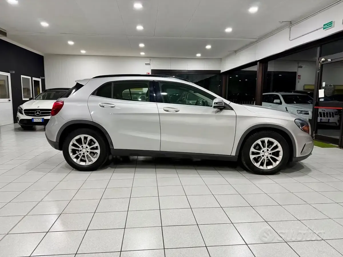 Usata Mercedes GLA180 Business 109 CV (80 kW) 2016 Grigio SUV