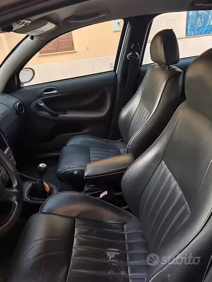 Begagnad Alfa Romeo 147 116 HK (85 kW) 2002 Grå Halvkombi