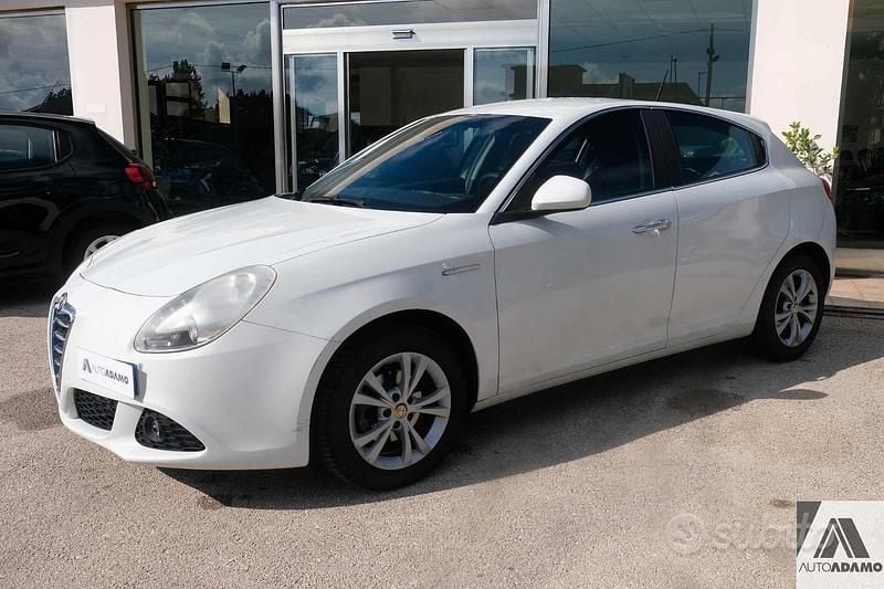 Bianco Usata 2013 Alfa Romeo Giulietta Distinctive Tre volumi | 8900 € (Buon prezzo) - Immagine 1/4