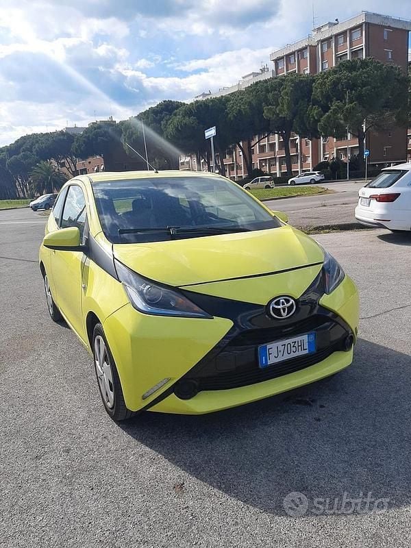Usata Toyota Aygo 69 CV (50 kW) 2018 Giallo Utilitaria