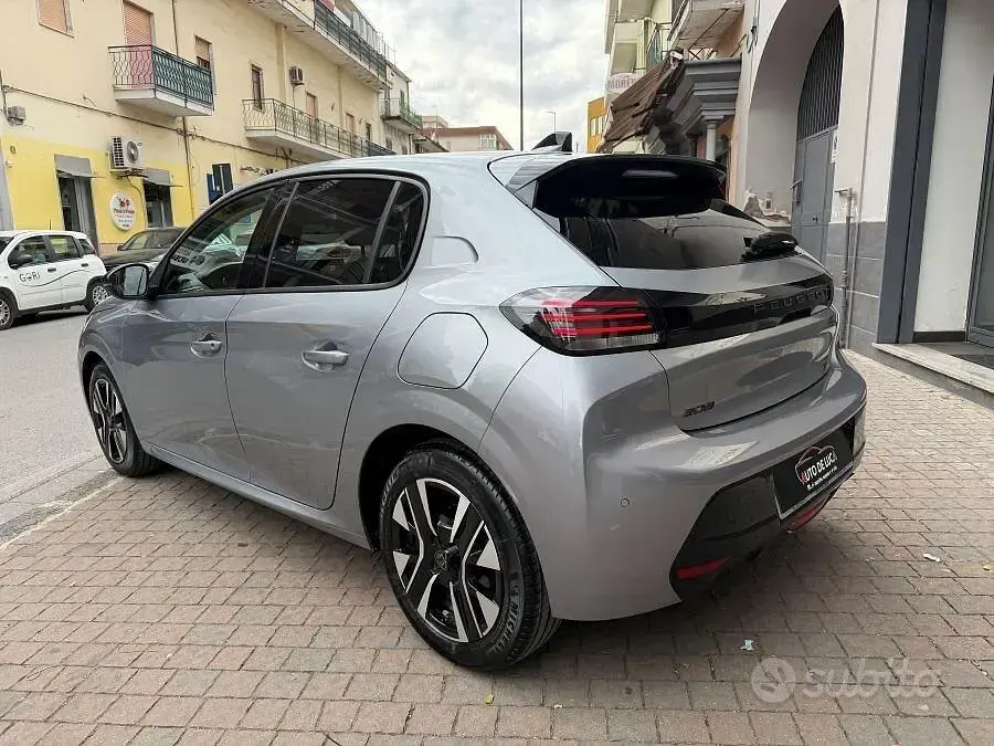 Usata Peugeot 208 Allure 100 CV (73 kW) 2026 Grigio Utilitaria