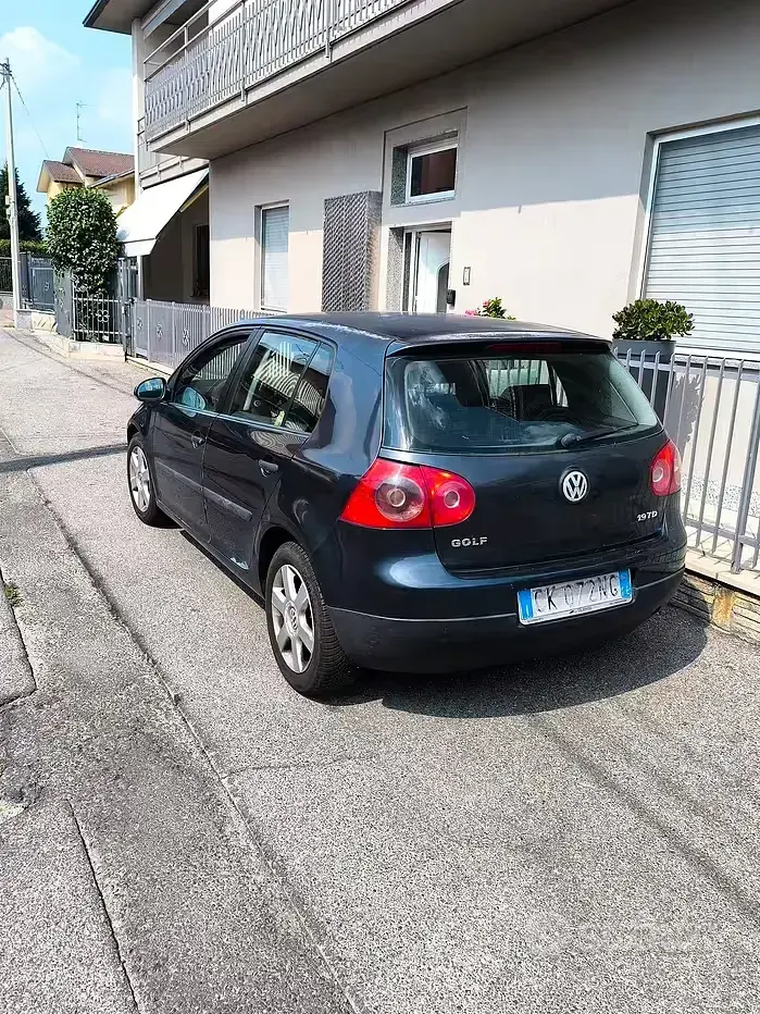 Usata VW Golf IV 105 CV (77 kW) 2004 Berlina