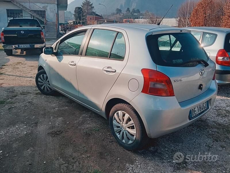 Usata Toyota Yaris Sol 69 CV (50 kW) 2006 Grigio Berlina