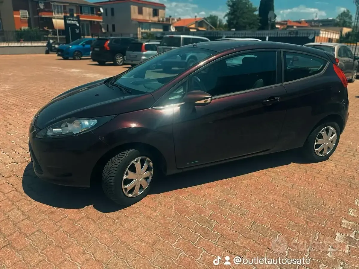 Usata Ford Fiesta 49 CV (36 kW) 2010 Rosso Utilitaria