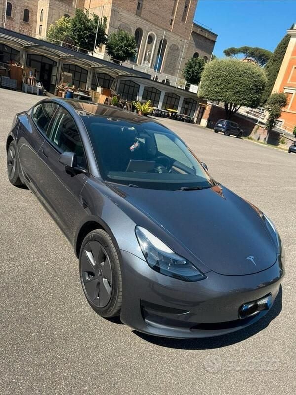 Usata 2023 Tesla Model 3 Standard Range Tre volumi | 27.500 € (Buon prezzo) - Immagine 1/4