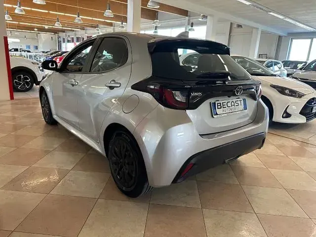 Usata Toyota Yaris Hybrid Active 92 CV (67 kW) 2024 Argento metallizzato Berlina