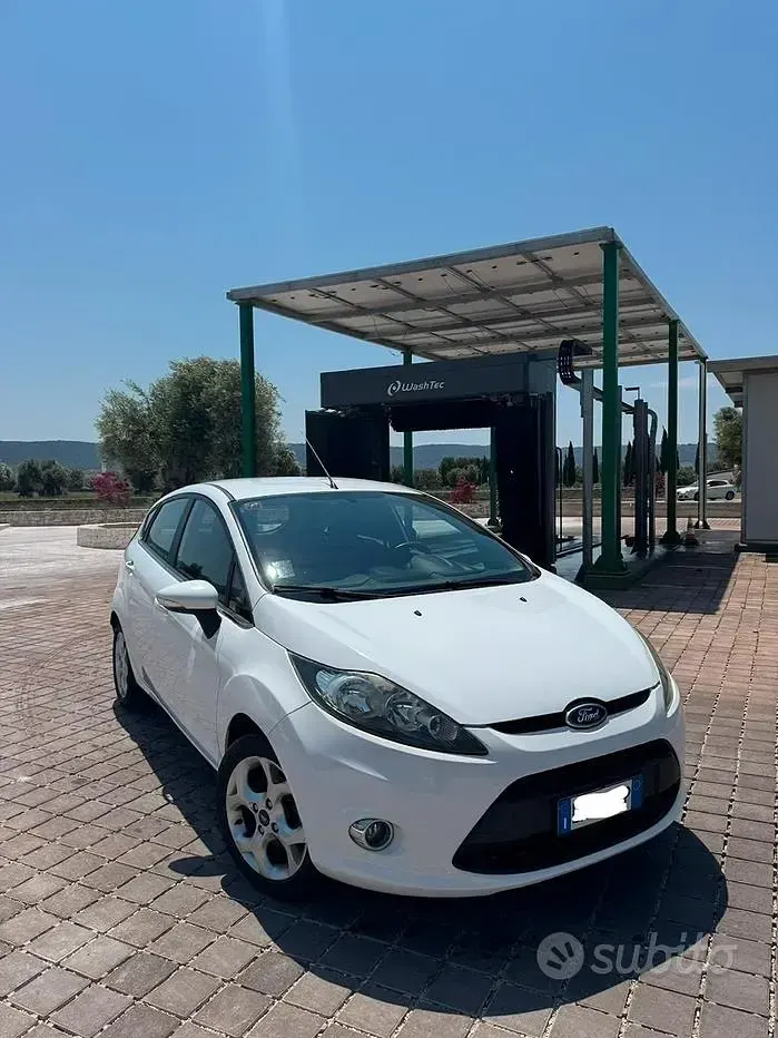 Usata Ford Fiesta 70 CV (51 kW) 2012 Bianco Berlina