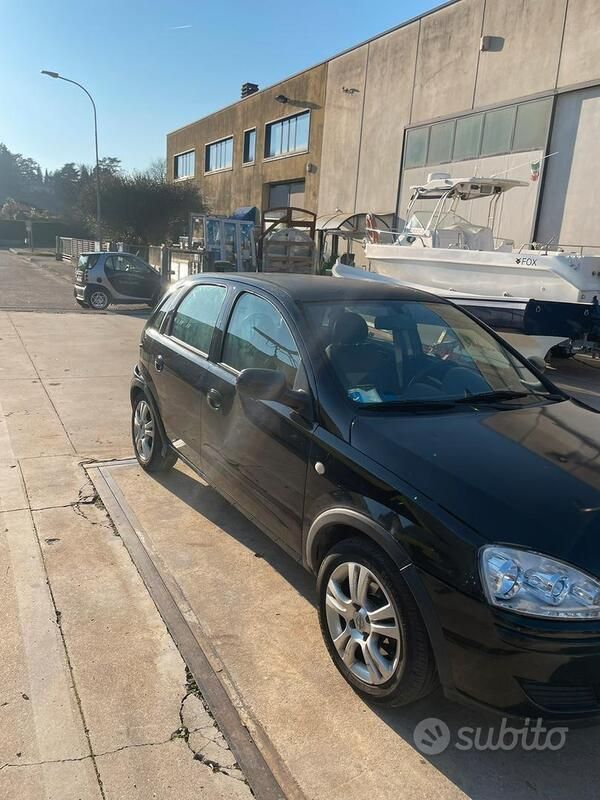 Nero Usata 2006 Opel Corsa Due volumi | 1500 € (Buon prezzo) - Immagine 1/4