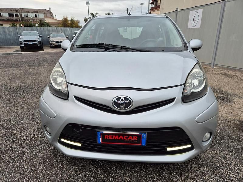 Usata Toyota Aygo 67 CV (49 kW) 2013 Argento Utilitaria