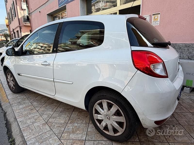 Usata Renault Clio II 75 CV (55 kW) 2010 Bianco Utilitaria