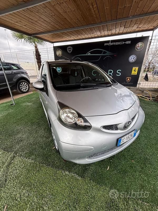Usata Toyota Aygo 68 CV (50 kW) 2007 Grigio Utilitaria