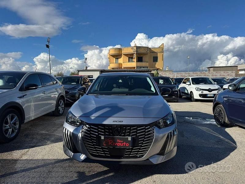 Grigio Usata 2025 Peugeot 208 Allure Due volumi | 18.800 € (Buon prezzo) - Immagine 1/4