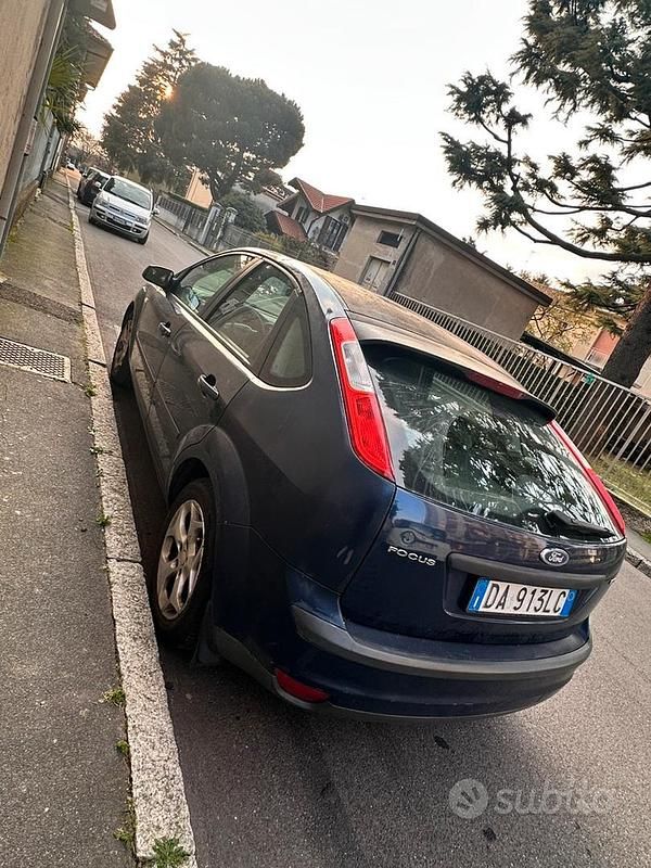 Begagnad Ford Focus 90 HK (66 kW) 2006 Blå Sedan