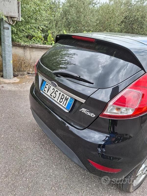 Usata Ford Fiesta 97 CV (71 kW) 2014 Nero Utilitaria