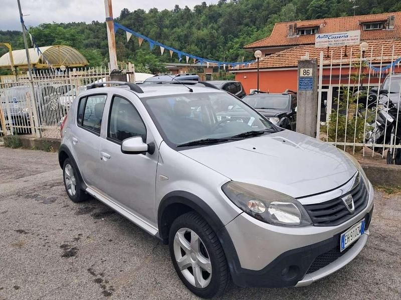 Argento Usata 2011 Dacia Sandero Stepway Due volumi | 4990 € (Buon prezzo) - Immagine 1/4