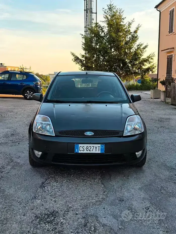 Usata Ford Fiesta 68 CV (50 kW) 2005 Grigio Utilitaria