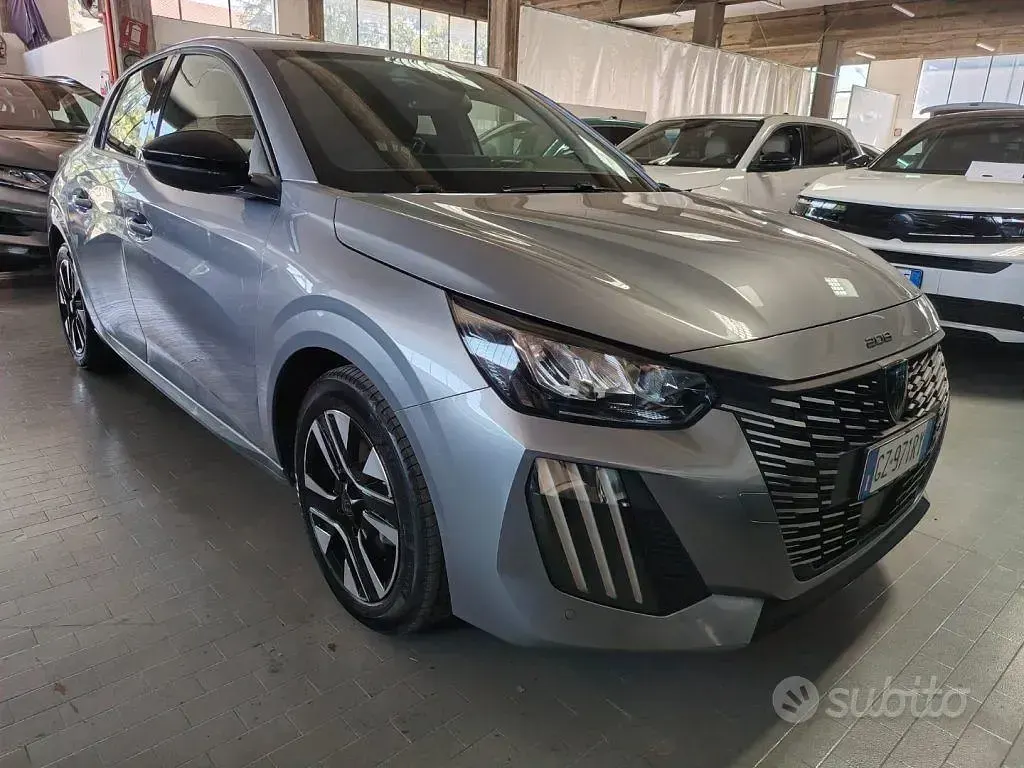 Usata Peugeot 208 Allure 101 CV (74 kW) 2025 Grigio Utilitaria