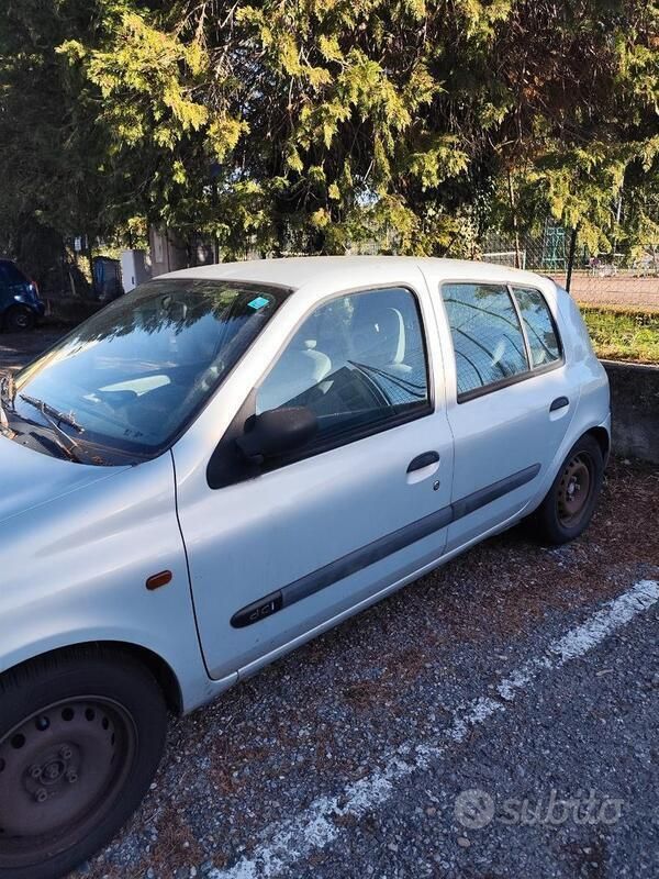 Grigio Usata 2002 Renault Clio II Tre volumi | 700 € - Immagine 1/1