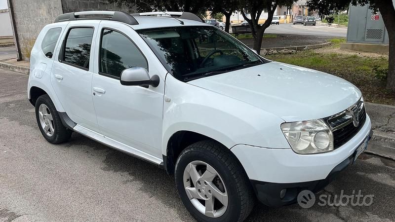 Bianco Usata 2011 Dacia Duster Tre volumi | 4000 € (Buon prezzo) - Immagine 1/4