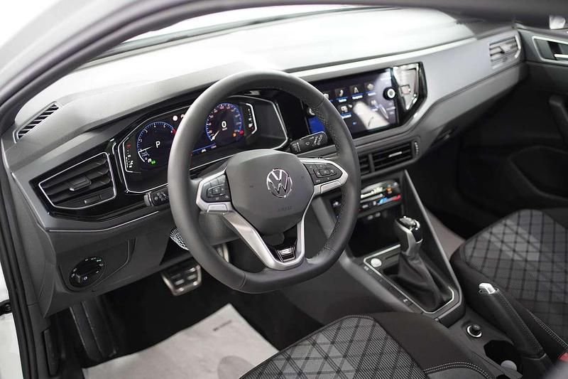 Nuova VW Taigo R-line 116 CV (85 kW) 2026 Pure white tetto nero SUV