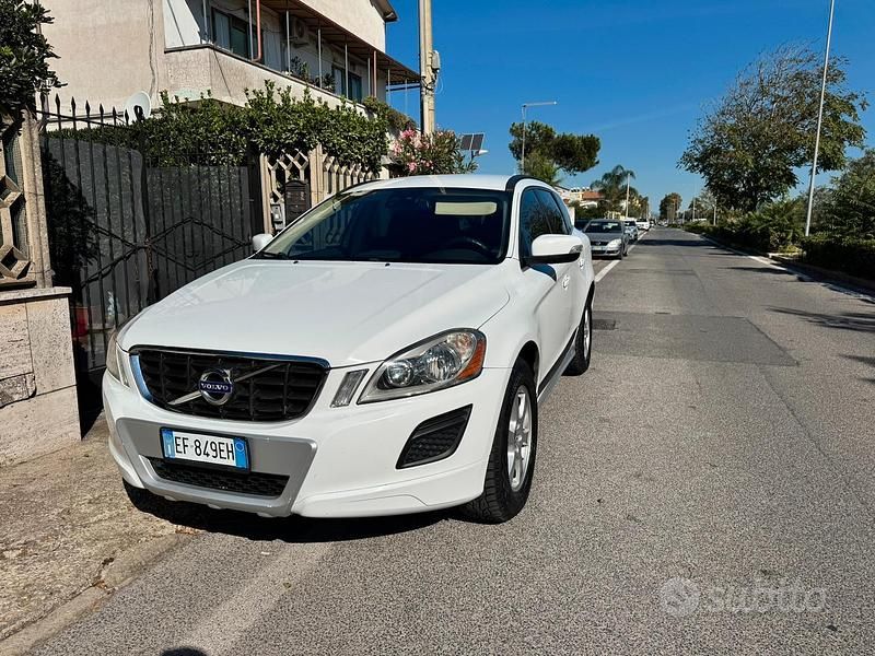 Bianco Usata 2011 Volvo XC60 Summum SUV | 8000 € (Buon prezzo) - Immagine 1/4