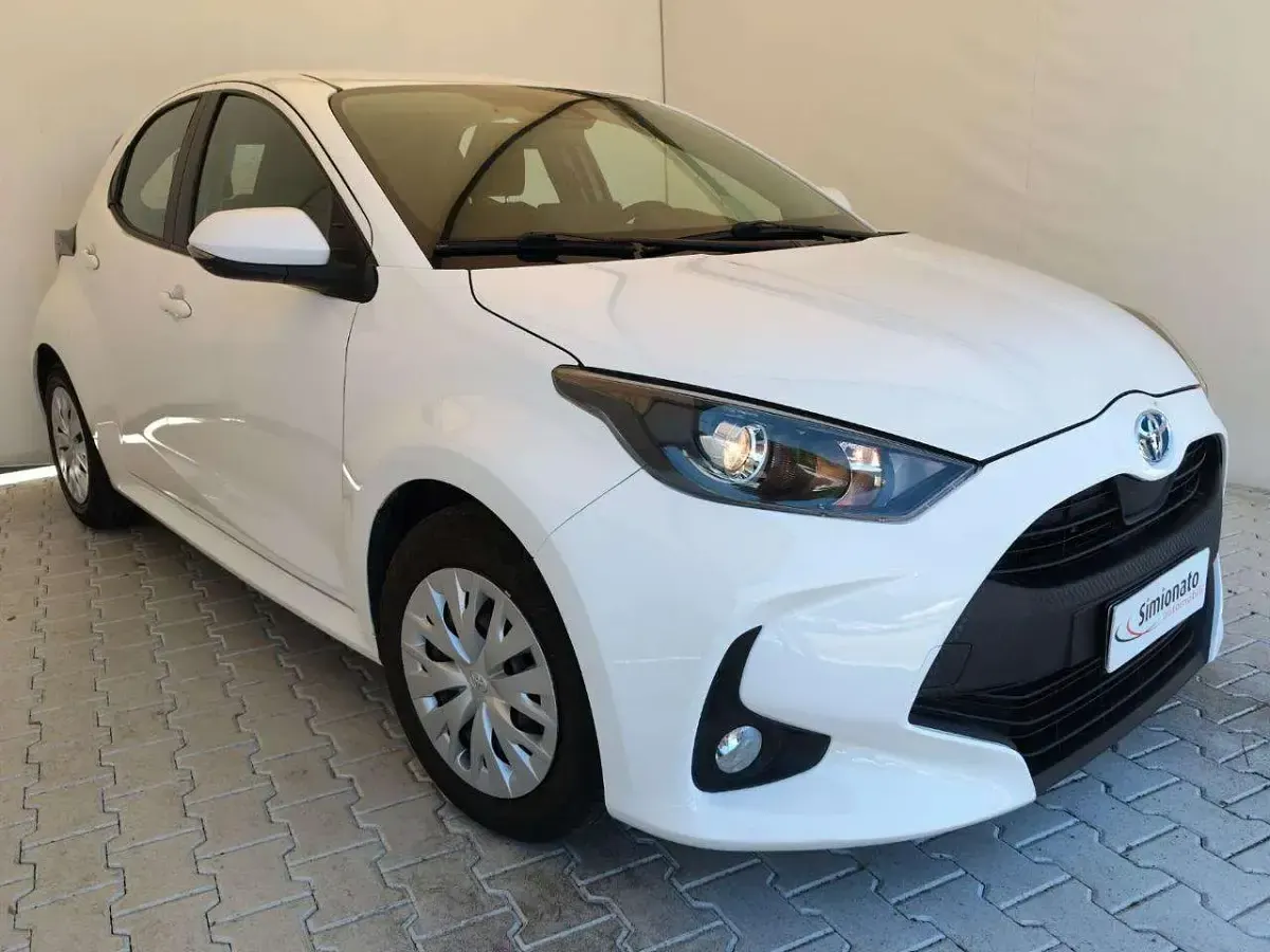 Usata Toyota Yaris Hybrid Business Edition 92 CV (67 kW) 2020 Bianco Berlina