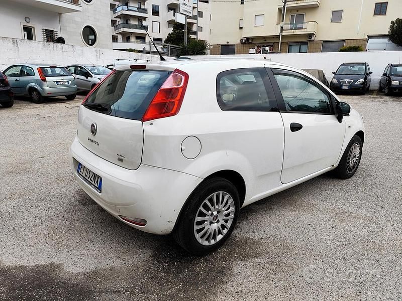 Usata Fiat Punto Young 85 CV (62 kW) 2015 Bianco Utilitaria