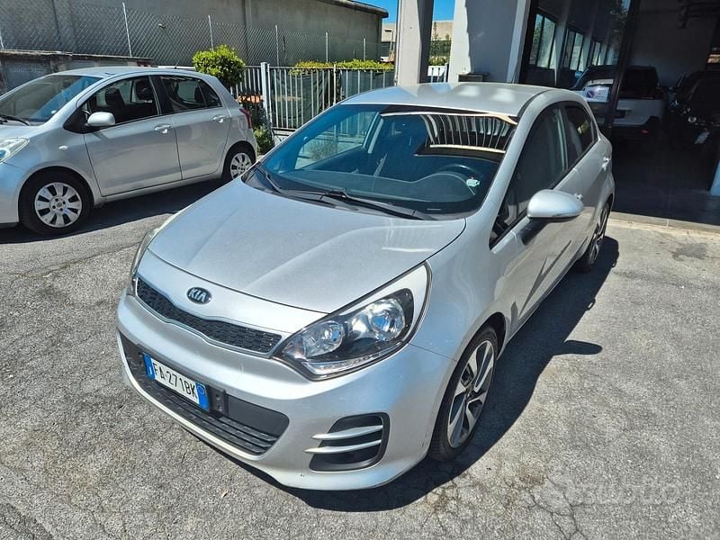 Usata Kia Rio 86 CV (63 kW) 2015 Grigio Berlina