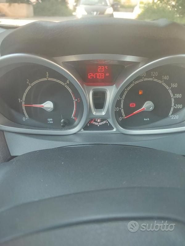 Usata Ford Fiesta Titanium 70 CV (51 kW) 2010 Grigio Utilitaria