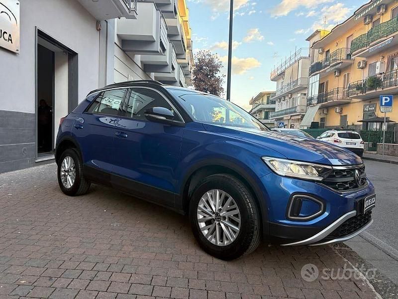 Usata VW T-Roc Life 110 CV (80 kW) 2023 Blu SUV