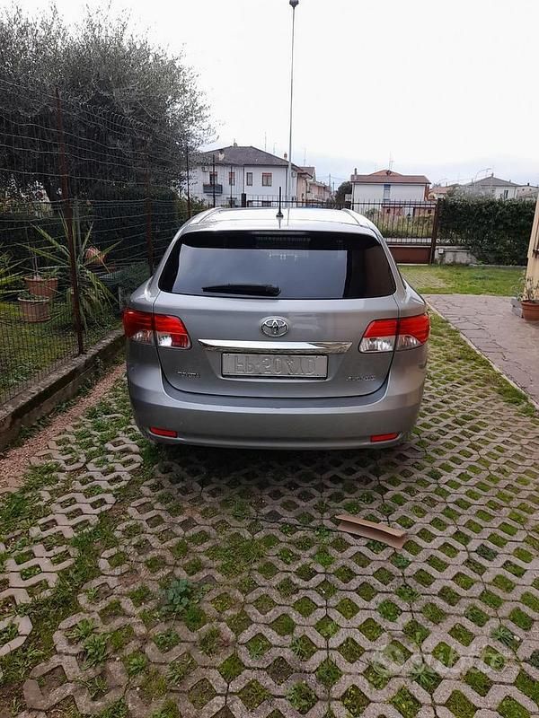 Usata Toyota Avensis T2 124 CV (91 kW) 2014 Grigio Berlina