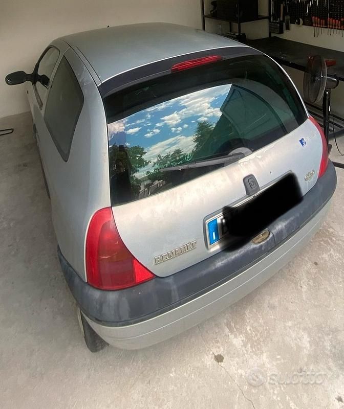 Usata Renault Clio II 58 CV (42 kW) 2000 Grigio Utilitaria