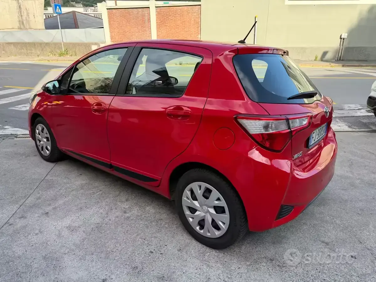 Gebraucht Toyota Yaris 90 PS (66 kW) 2017 Rot Limousine