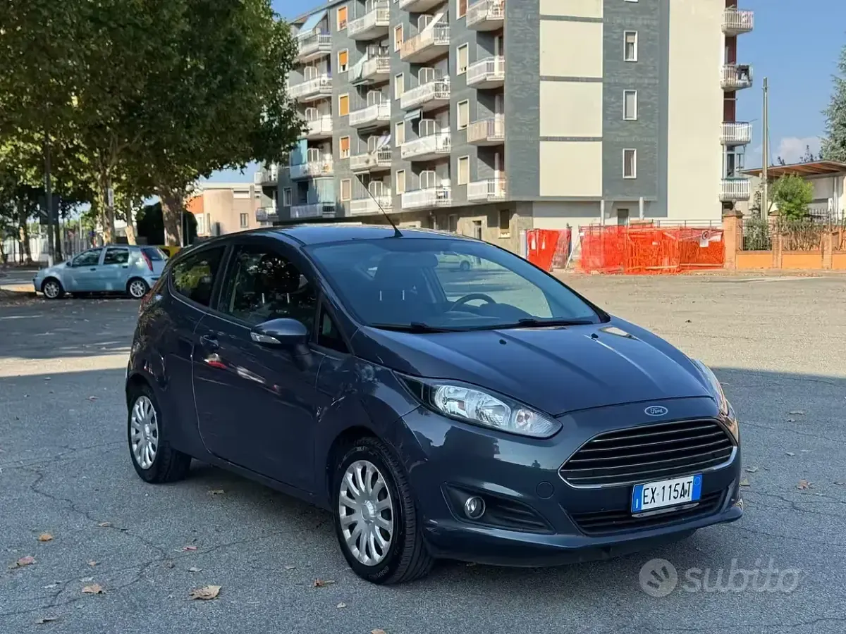 Usata Ford Fiesta Titanium 75 CV (55 kW) 2014 Grigio Utilitaria