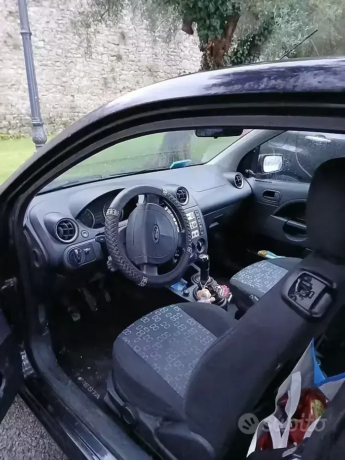 Usata Ford Fiesta 75 CV (55 kW) 2004 Nero Utilitaria