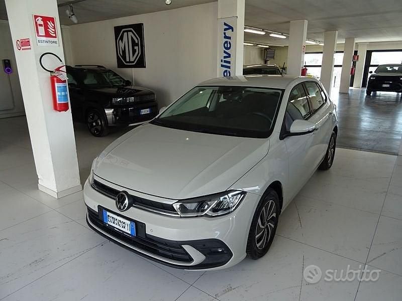 Usata VW Polo Life 95 CV (69 kW) 2023 Beige Utilitaria