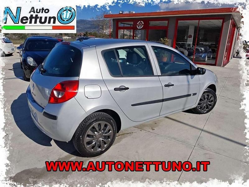 Usata Renault Clio II Dynamique 75 CV (55 kW) 2007 Arancione Berlina