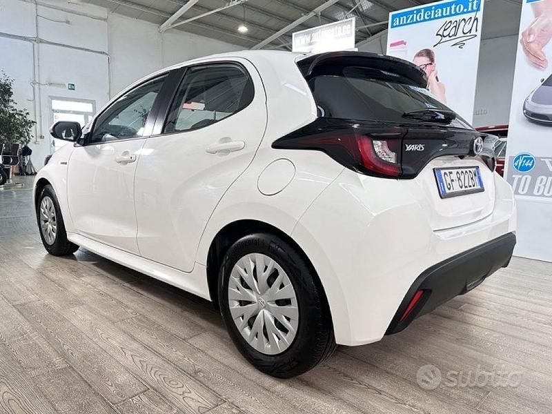 Usata Toyota Yaris Hybrid Business Edition 92 CV (67 kW) 2021 Bianco pastello Berlina