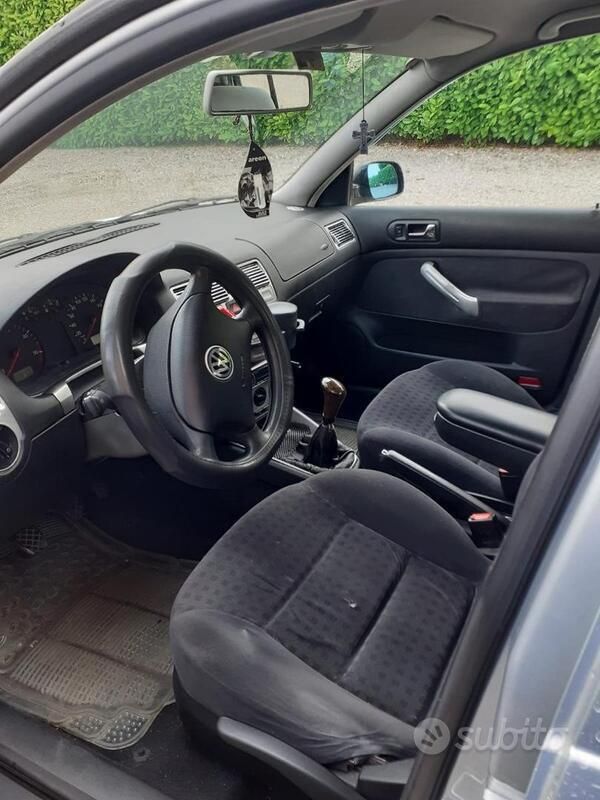 Grigio Usata 2001 VW Golf IV Due volumi | 1200 € (Buon prezzo) - Immagine 1/4